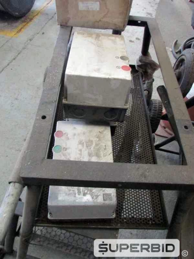 SUCATAS DE MOTORES ELÉTRICOS 3 Á 7 CV, CARRINHOS PARA ROSQUEADEIRA, CHAVES DE PARTIDA, MANGUEIRAS DE AR 1 POL. E OUTROS, (APROX. 64 PÇ.) (Ref.: JES)