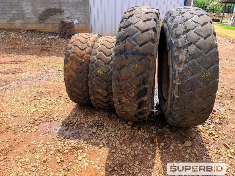 2 PNEUS 600.65-38 E 02 PNEUS 480.65-25