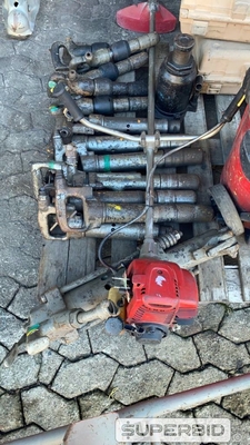 ASPIRADOR DE PO/AGUA, ROÇADEIRA LATERAL, MACACO HIDRAULICO, 13 ROMPEDORES PNEUMATICOS E 2 CORTADORAS DE PAREDE (Ref.: IH)