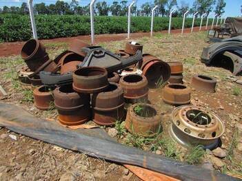 SUCATA DE 900 KILOS DE CAMPANA DE FREIO DE FERRO. (Ref.: JL)