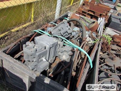 SUCATA DE PEÇAS E COMPONENTES PARA VAGÃO FERROVIÁRIO: CHAVETAS, MOLAS, CHAPAS, PINOS, SUPORTES E OUTROS (APROX.: 15 VOLUMES). (Ref.: WMCS_UM02)