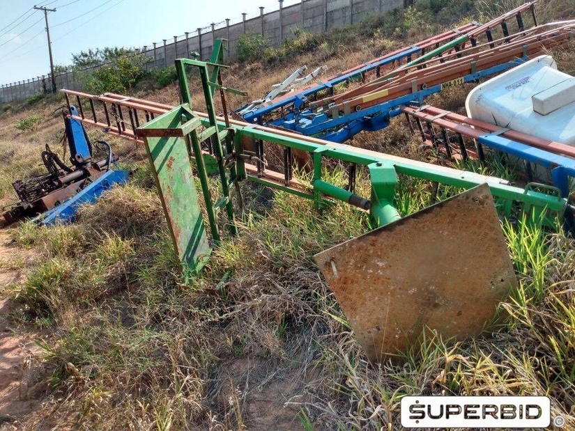 SUCATA DE IMPLEMENTOS: CARROCERIAS DIGGER, GUINDAUTO, ESCADAS, CESTOS AÉREOS E OUTROS