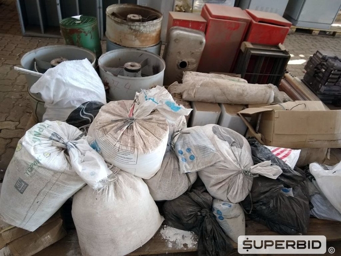 SUCATA DE CONDENSADORES E EVAPORADORES DE AR CONDICIONADO, EXAUSTORES, CAIXA PARA DESCARGA, 2 BASCULANTES 0,60 X 0,40M E FORNO MICROONDAS. (Ref.: SK)