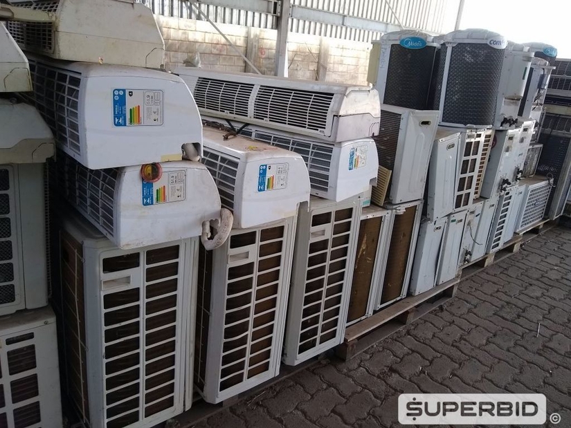 SUCATA DE CONDENSADORES E EVAPORADORES DE AR CONDICIONADO, EXAUSTORES, CAIXA PARA DESCARGA, 2 BASCULANTES 0,60 X 0,40M E FORNO MICROONDAS. (Ref.: SK)