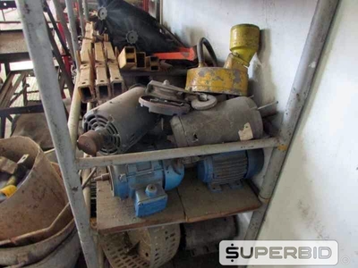 SUCATAS DE MOTORES ELÉTRICOS 3 Á 7 CV, CARRINHOS PARA ROSQUEADEIRA, CHAVES DE PARTIDA, MANGUEIRAS DE AR 1 POL. E OUTROS, (APROX. 64 PÇ.) (Ref.: JES)
