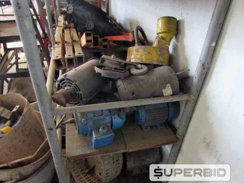 SUCATAS DE MOTORES ELÉTRICOS 3 Á 7 CV, CARRINHOS PARA ROSQUEADEIRA, CHAVES DE PARTIDA, MANGUEIRAS DE AR 1 POL. E OUTROS, (APROX. 64 PÇ.) (Ref.: JES)