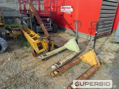 SUCATAS DE: PALETEIRA PALETRANS, GUINCHO GIRAFA TIL MARCONI, GERADOR OLYMPIAN, PRENSA PNEUMÁTICA E PLATAFORMA, (07 PÇ.) (Ref.: JDX)