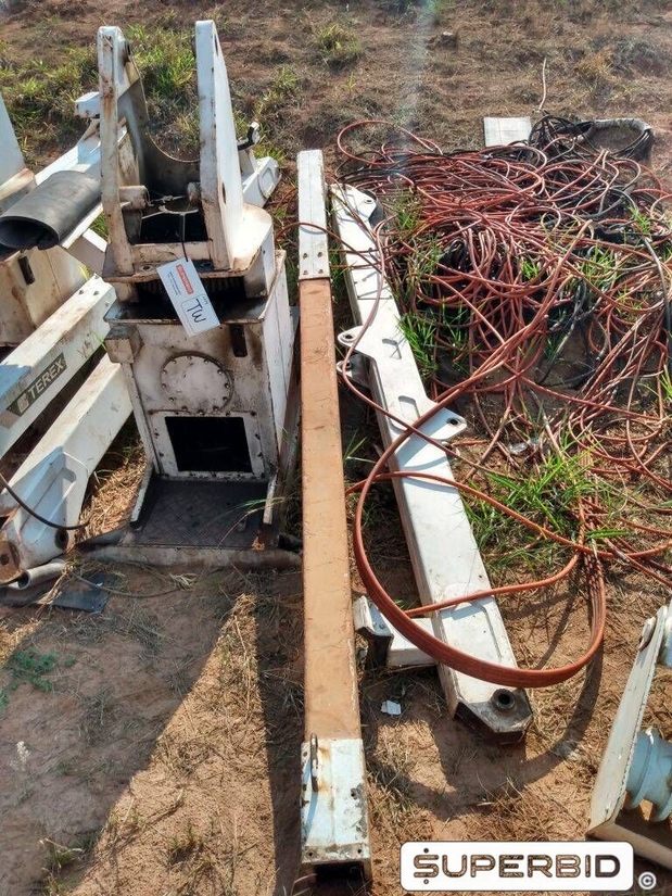 SUCATA DE IMPLEMENTOS: CARROCERIAS DIGGER, GUINDAUTO, ESCADAS, CESTOS AÉREOS E OUTROS