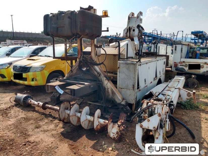 SUCATA DE IMPLEMENTOS: CARROCERIAS DIGGER, GUINDAUTO, ESCADAS, CESTOS AÉREOS E OUTROS