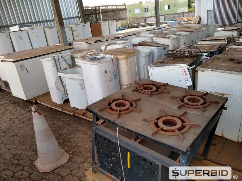 FOGÃO INDUSTRIAL, 24 FOGÕES, 36 TANQUINHOS, 8 FREEZER'S HORIZONTAIS E 31 GELADEIRAS. (Ref.: SS)