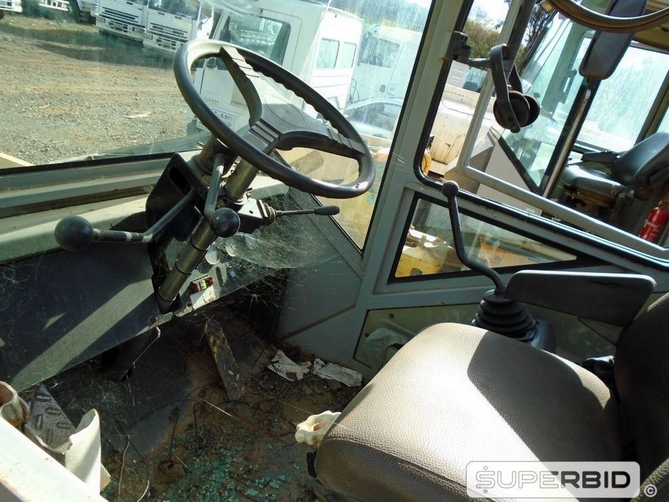 PÁ CARREGADEIRA NEW HOLLAND 12C 4x4, ANO: 2011, CAP: CAÇAMBA: 1M3., SÉRIE: 8364 (Ref: SBK / TP32725)