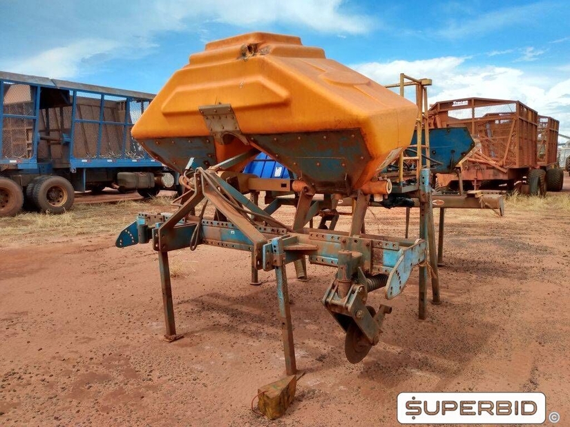 DISTRIBUIDORA DE ADUBO DMB, ANO: 2013, SÉRIE: 80615 (Ref.: 1235)