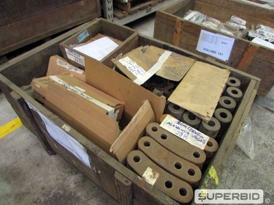 PEÇAS DE APLICAÇÃO EM VAGÕES FERROVIÁRIOS: CHAPAS DE DESGASTE, ABRAÇADEIRAS, MOLAS, PINOS, SUPORTES E OUTROS (APROX. 400 PÇS). (Ref.: V190_UM02)