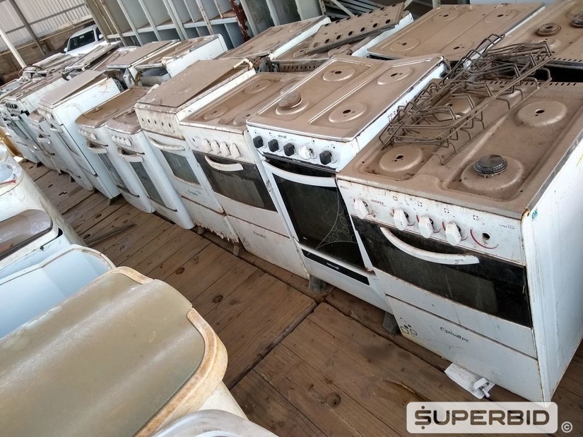 FOGÃO INDUSTRIAL, 24 FOGÕES, 36 TANQUINHOS, 8 FREEZER'S HORIZONTAIS E 31 GELADEIRAS. (Ref.: SS)