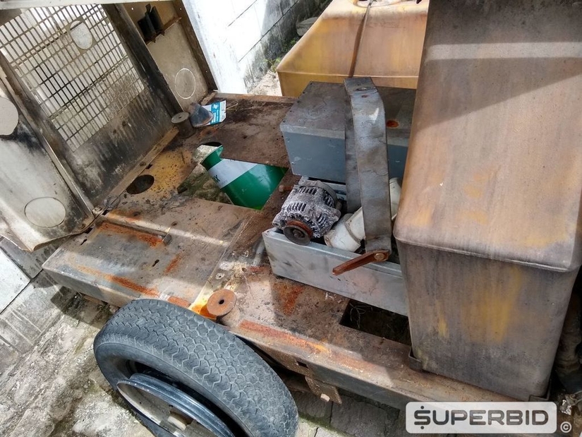 CARRETINHA DE TORRE DE ILUMINAÇÃO COM MOTOR TEREX RL4000. (Ref.: SO)