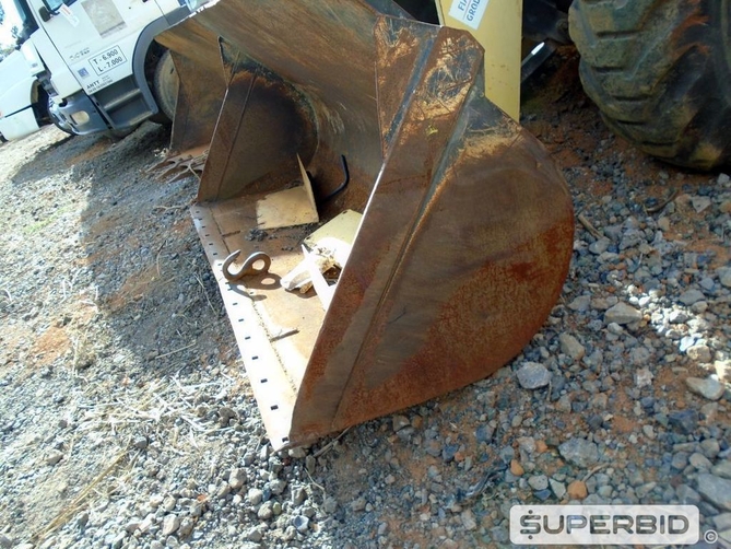 PÁ CARREGADEIRA NEW HOLLAND 12C 4x4, ANO: 2011, CAP: CAÇAMBA: 1M3., SÉRIE: 8364 (Ref: SBK / TP32725)