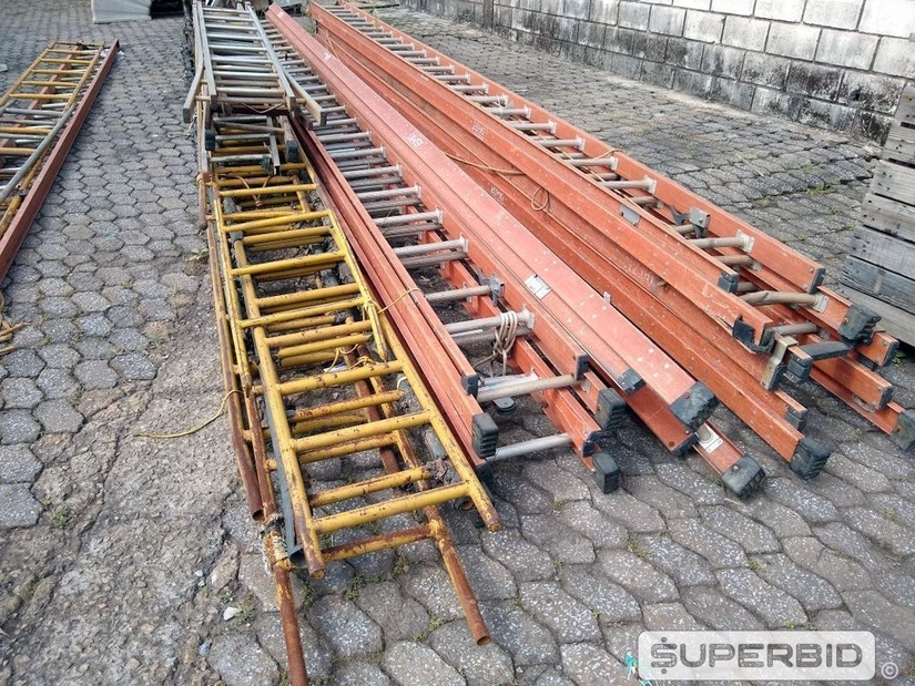 ESCADA EXTENSIVA 12M, ESCADA DE FERRO COM GANCHO 7M E ESCADA MÓVEL. (Ref.: SQ)