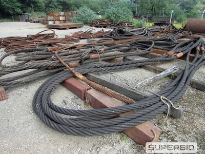 APROX. 70 ESTROPOS E LAÇOS DE CABO DE AÇO. (Ref.: WMCK_UM02)