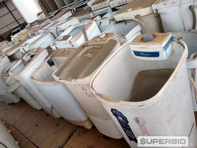 FOGÃO INDUSTRIAL, 24 FOGÕES, 36 TANQUINHOS, 8 FREEZER'S HORIZONTAIS E 31 GELADEIRAS. (Ref.: SS)