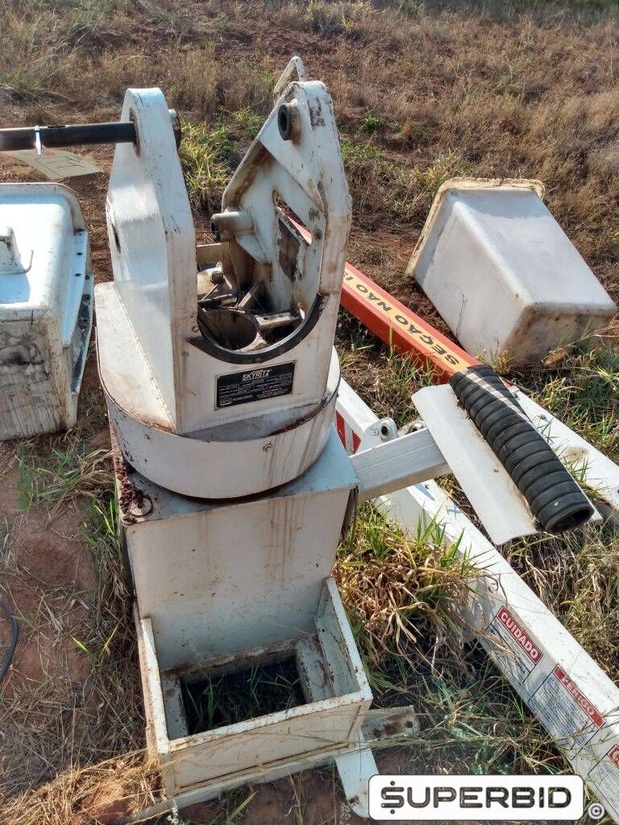 SUCATA DE IMPLEMENTOS: CARROCERIAS DIGGER, GUINDAUTO, ESCADAS, CESTOS AÉREOS E OUTROS