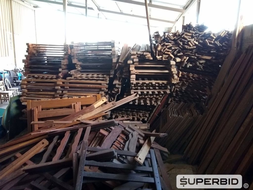 CARRINHOS DE MÃO, BARRACAS DE LONA, MOVEIS EM GERAL E CAIXAS D'ÁGUA. (Ref.: SP)