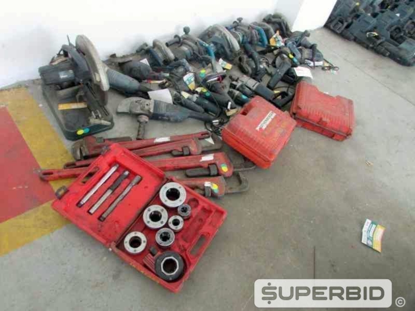 CHAVE GRIFFO, ESMERILHADEIRA, SERRA CIRCULAR, FURADEIRA DE IMPACTO, TARRAXA MANUAL E OUTROS, (35 PÇ.) (Ref.: JDM)