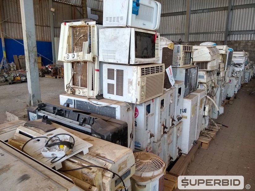 SUCATA DE CONDENSADORES E EVAPORADORES DE AR CONDICIONADO, EXAUSTORES, CAIXA PARA DESCARGA, 2 BASCULANTES 0,60 X 0,40M E FORNO MICROONDAS. (Ref.: SK)