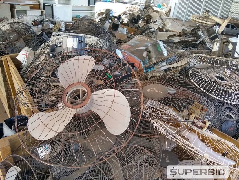 EXAUSTORES, VENTILADORES DE COLUNA, RÁDIOS COMUNICADORES, BEBEDOUROS E COFRES. (Ref.: SR)