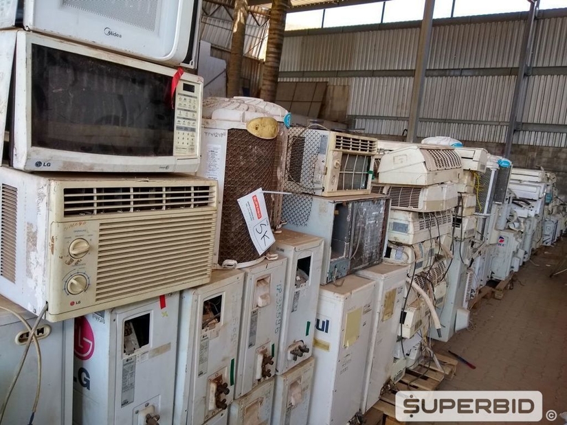 SUCATA DE CONDENSADORES E EVAPORADORES DE AR CONDICIONADO, EXAUSTORES, CAIXA PARA DESCARGA, 2 BASCULANTES 0,60 X 0,40M E FORNO MICROONDAS. (Ref.: SK)