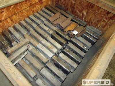 PEÇAS DE APLICAÇÃO EM VAGÕES FERROVIÁRIOS: CHAPAS DE DESGASTE DA GUIA DO TRIÂNGULO DE FREIO (APROX. 307 PÇS). (Ref.: V202_UM02)