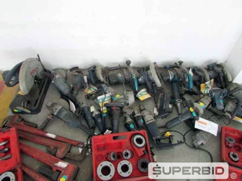 CHAVE GRIFFO, ESMERILHADEIRA, SERRA CIRCULAR, FURADEIRA DE IMPACTO, TARRAXA MANUAL E OUTROS, (35 PÇ.) (Ref.: JDM)