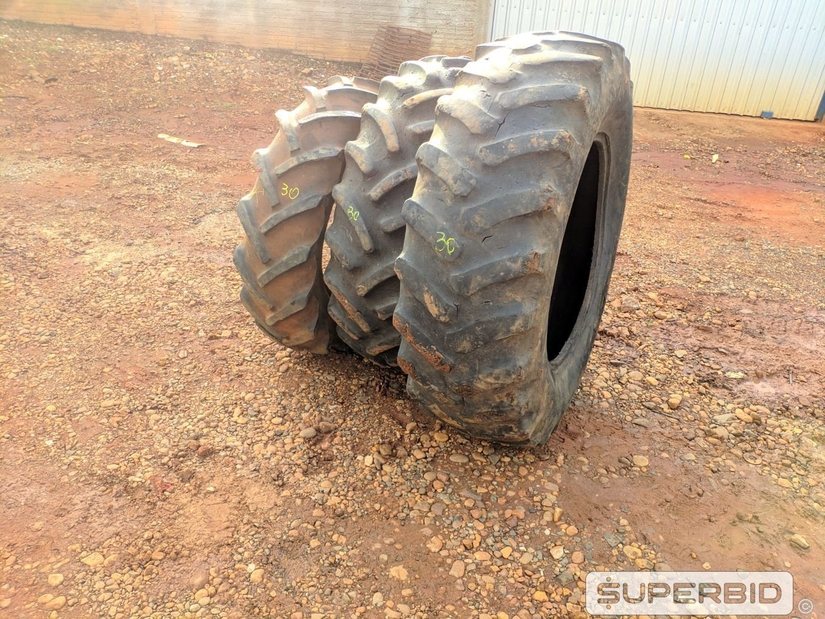 01 PNEU 16.9-30, 01 PNEU  14.9-26, 01 PNEU 12.4/11-24