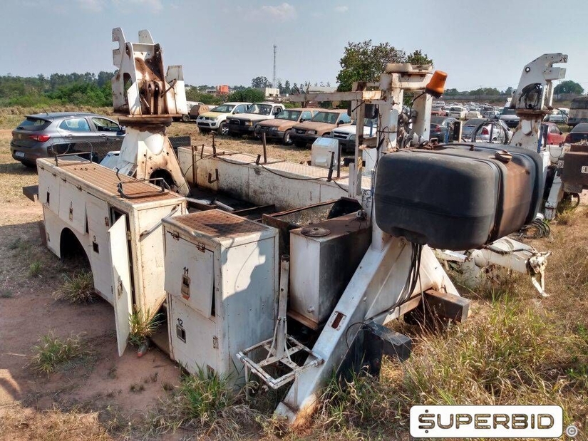 SUCATA DE IMPLEMENTOS: CARROCERIAS DIGGER, GUINDAUTO, ESCADAS, CESTOS AÉREOS E OUTROS