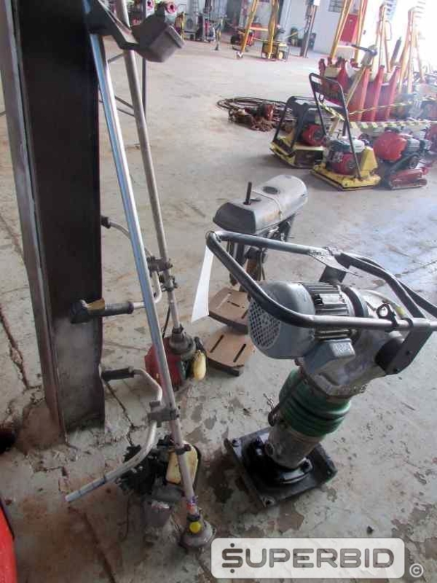 INVERSORAS DE SOLDA, ROÇADEIRA, COMPACTADOR DE SOLO WACKER NEUSON E FURADEIRA DE COLUNA, (11 PÇ.) (Ref.: JDH)