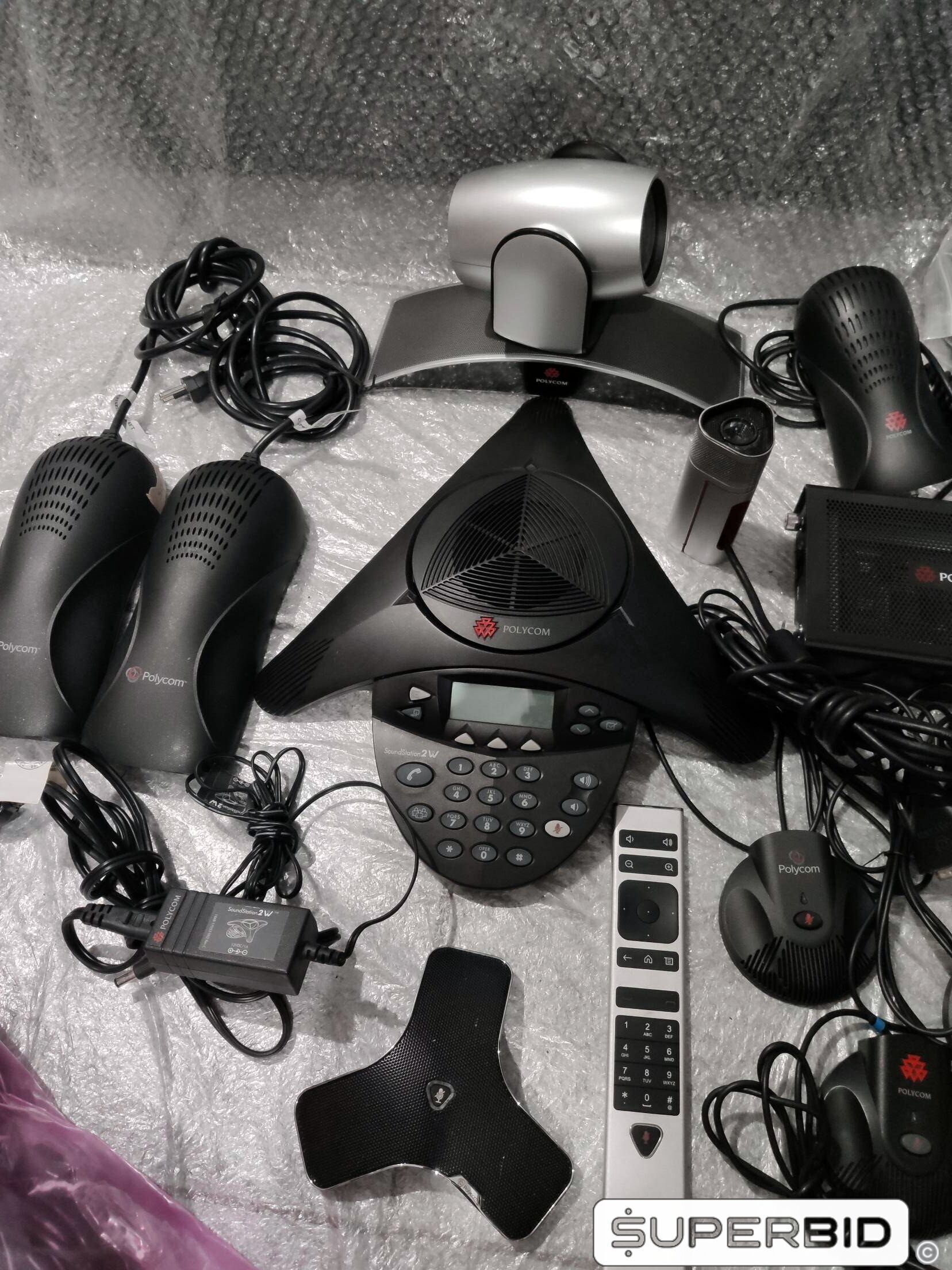 POLYCOM, CAMERA, MICROFONE, FONTE WALL, CONTROLE POLYCOM E CABOS (12 PÇ)