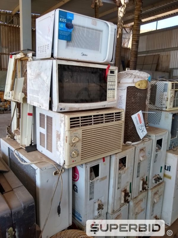 SUCATA DE CONDENSADORES E EVAPORADORES DE AR CONDICIONADO, EXAUSTORES, CAIXA PARA DESCARGA, 2 BASCULANTES 0,60 X 0,40M E FORNO MICROONDAS. (Ref.: SK)