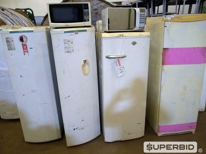 8 GELADEIRAS, 8 TANQUINHOS, 2 MICROONDAS, 3 FREEZERS E 5 FOGÕES. (Ref.: SCD)