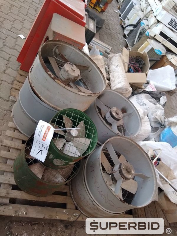 SUCATA DE CONDENSADORES E EVAPORADORES DE AR CONDICIONADO, EXAUSTORES, CAIXA PARA DESCARGA, 2 BASCULANTES 0,60 X 0,40M E FORNO MICROONDAS. (Ref.: SK)