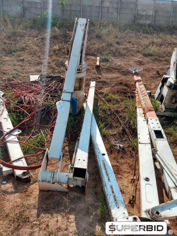 SUCATA DE IMPLEMENTOS: CARROCERIAS DIGGER, GUINDAUTO, ESCADAS, CESTOS AÉREOS E OUTROS