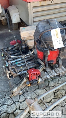 ASPIRADOR DE PO/AGUA, ROÇADEIRA LATERAL, MACACO HIDRAULICO, 13 ROMPEDORES PNEUMATICOS E 2 CORTADORAS DE PAREDE (Ref.: IH)