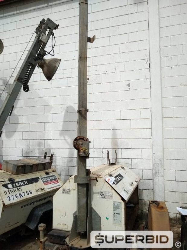 CARRETINHA DE TORRE DE ILUMINAÇÃO COM MOTOR TEREX RL4000. (Ref.: SO)