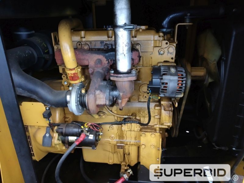 GRUPO GERADOR Á DIESEL OLYMPIAN CATERPILLAR GEP 88-1, ANO:2010, SÉRIE: OLY00000TB4S02217, POT: 80/100 KVA CARENADO (Ref.: RBE)