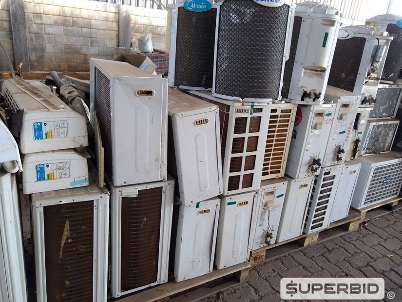 SUCATA DE CONDENSADORES E EVAPORADORES DE AR CONDICIONADO, EXAUSTORES, CAIXA PARA DESCARGA, 2 BASCULANTES 0,60 X 0,40M E FORNO MICROONDAS. (Ref.: SK)