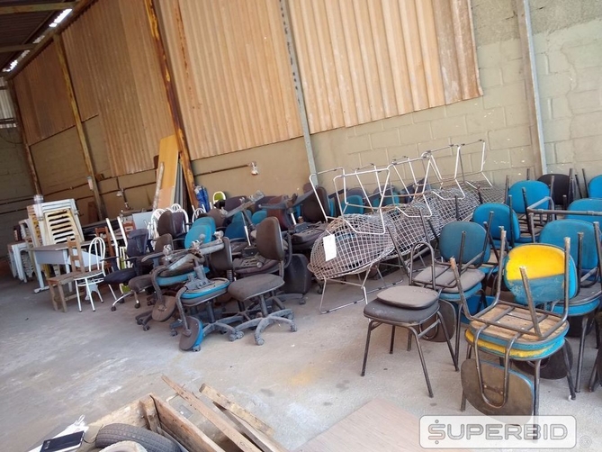 MOBÍLIA DE ESCRITÓRIO, MACAS E MOBÍLIA DE PLASTICO. (Ref.: SO)