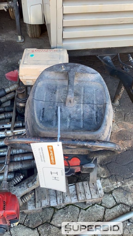 ASPIRADOR DE PO/AGUA, ROÇADEIRA LATERAL, MACACO HIDRAULICO, 13 ROMPEDORES PNEUMATICOS E 2 CORTADORAS DE PAREDE (Ref.: IH)