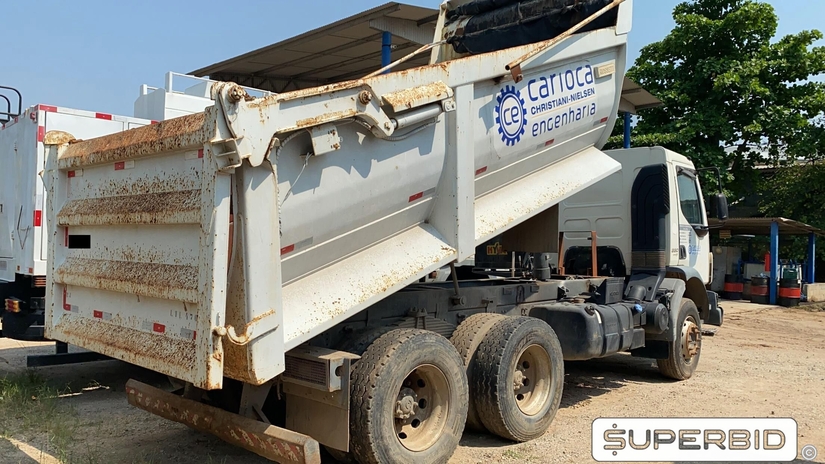 CAMINHÃO BASCULANTE  VOLVO VM 330 6X4R, 2013/2013, Placa FINAL 4 (RJ),  (Ref.: IBO)