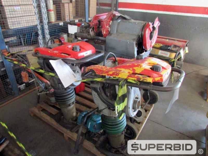 COMPACTADOR DE SOLO WACKER NEUSON, GUINCHO DE COLUNA, ROSQUEADEIRA, TRADO PERFURADOR E OUTROS, (07 PÇ.) (Ref.: JBX)