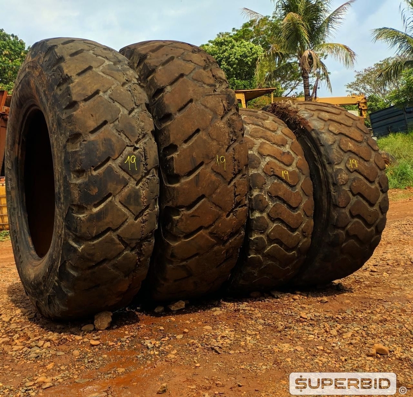 2 PNEUS 600.65-38 E 02 PNEUS 480.65-25