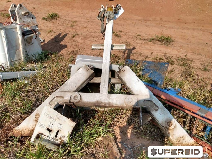 SUCATA DE IMPLEMENTOS: CARROCERIAS DIGGER, GUINDAUTO, ESCADAS, CESTOS AÉREOS E OUTROS