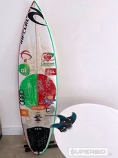 Gabriel Medina - Prancha e 3 quilhas